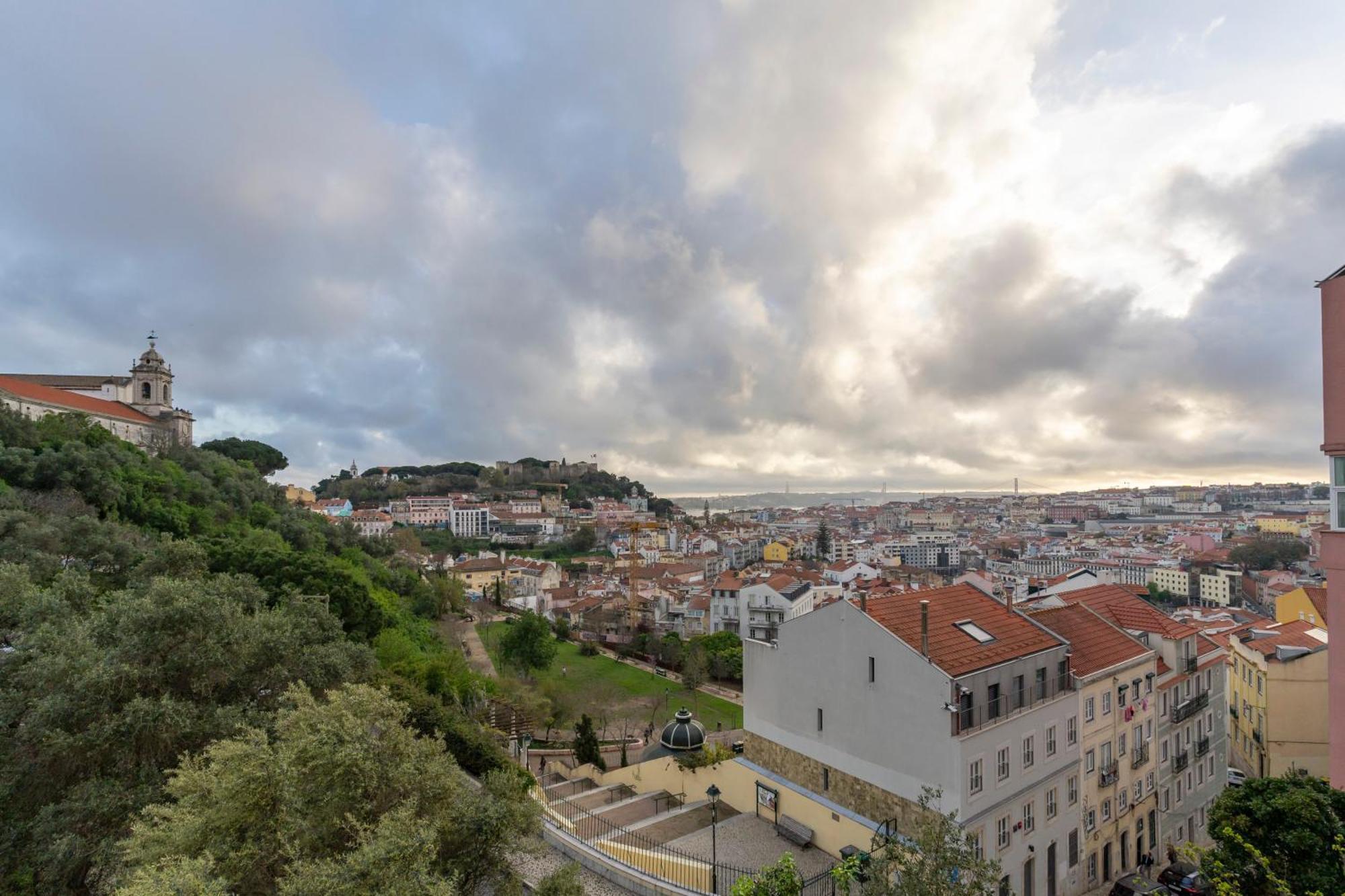 Magnificent Flat With Spectacular Views In Graca Lisboa